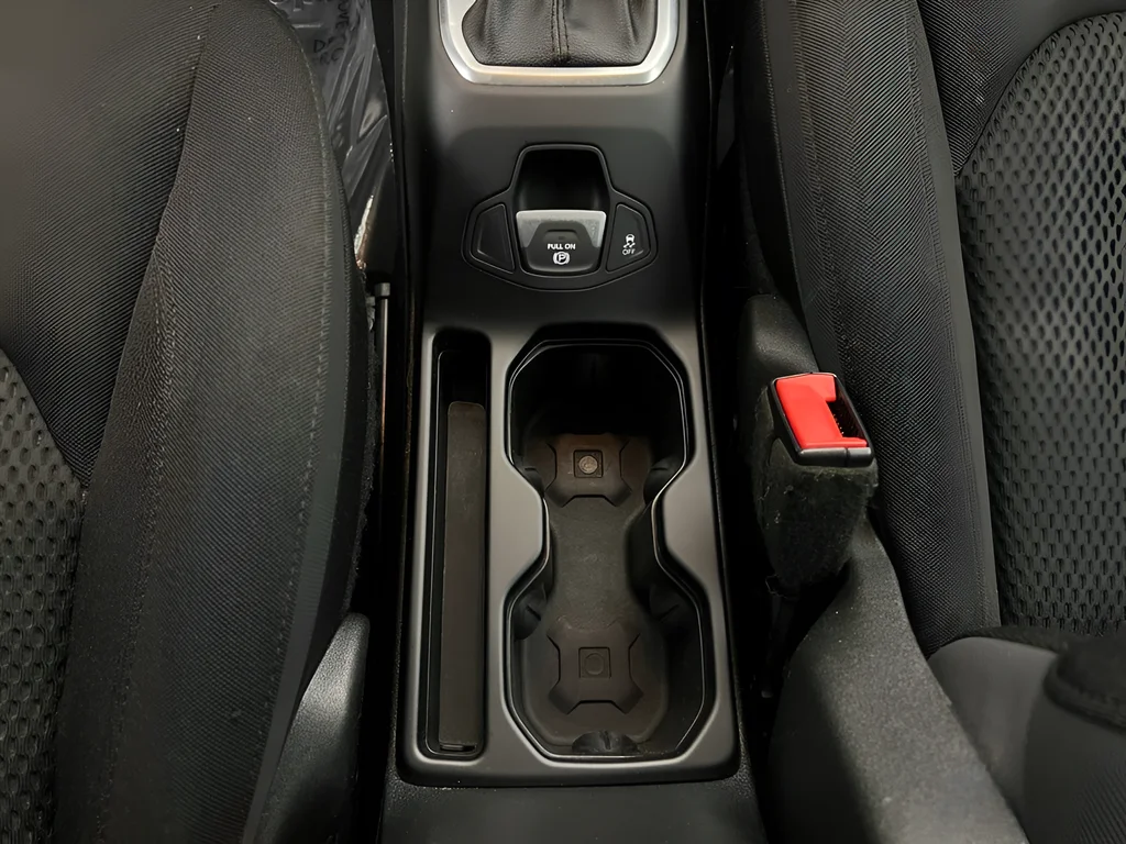 Used 2018 Hypergreen Clearcoat Jeep Latitude image 19