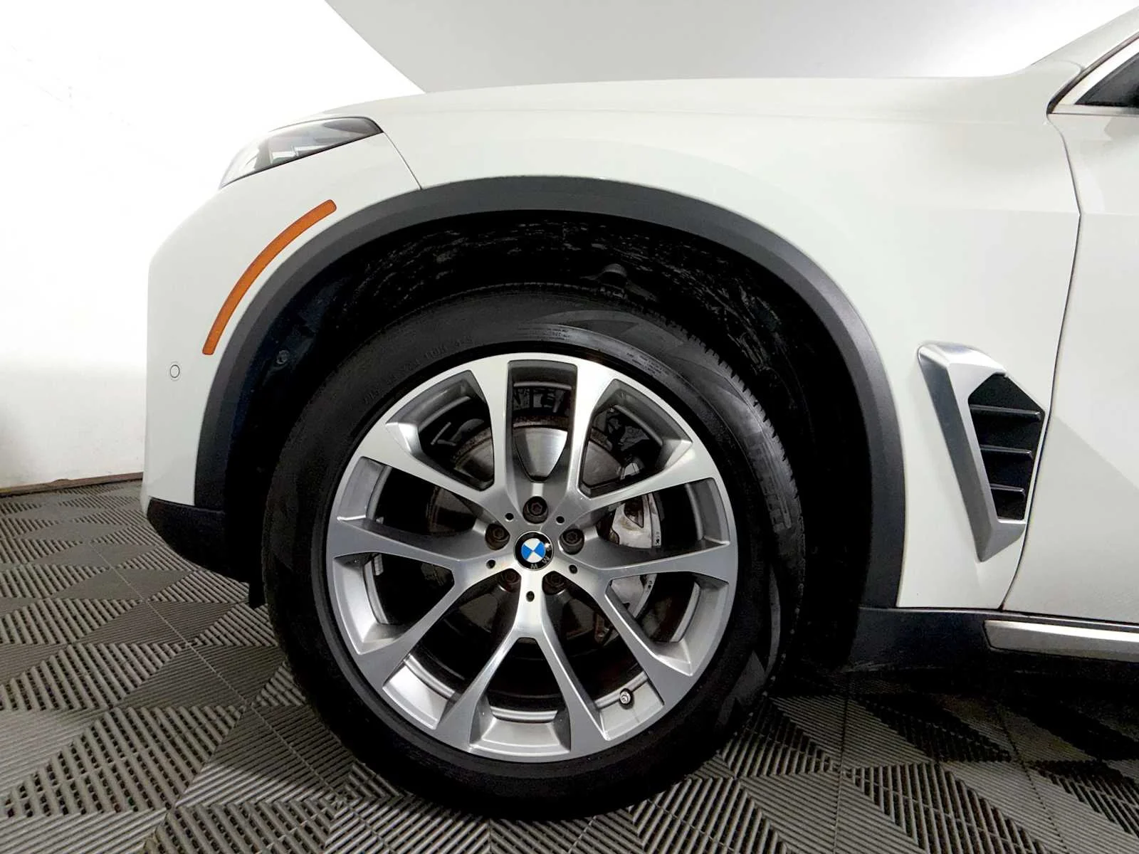 Used 2024 Alpine White BMW xDrive40i image 8