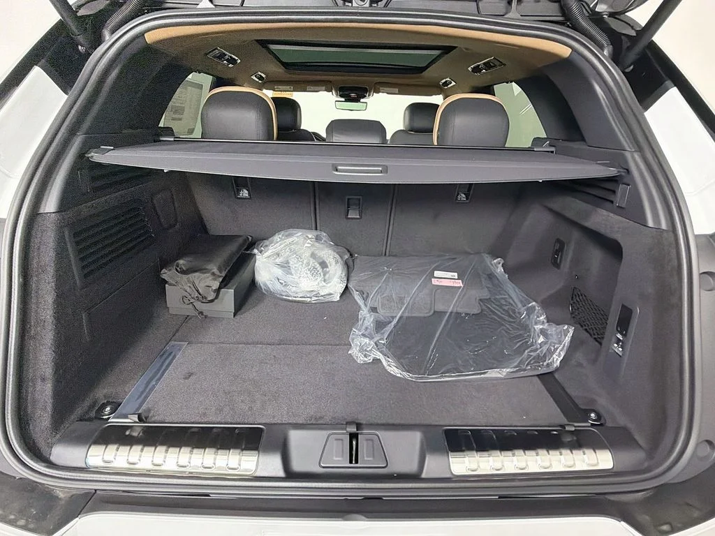 New 2026 Fuji White Land Rover Dynamic SE image 28