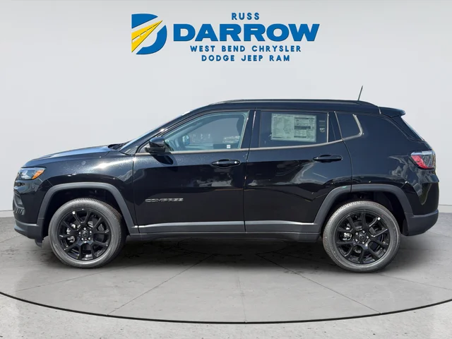 New 2026 Diamond Black Crystal Pearl-Coat Exterior Paint Jeep Latitude image 2