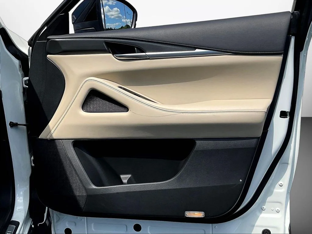 Used 2023 White INFINITI LUXE image 30