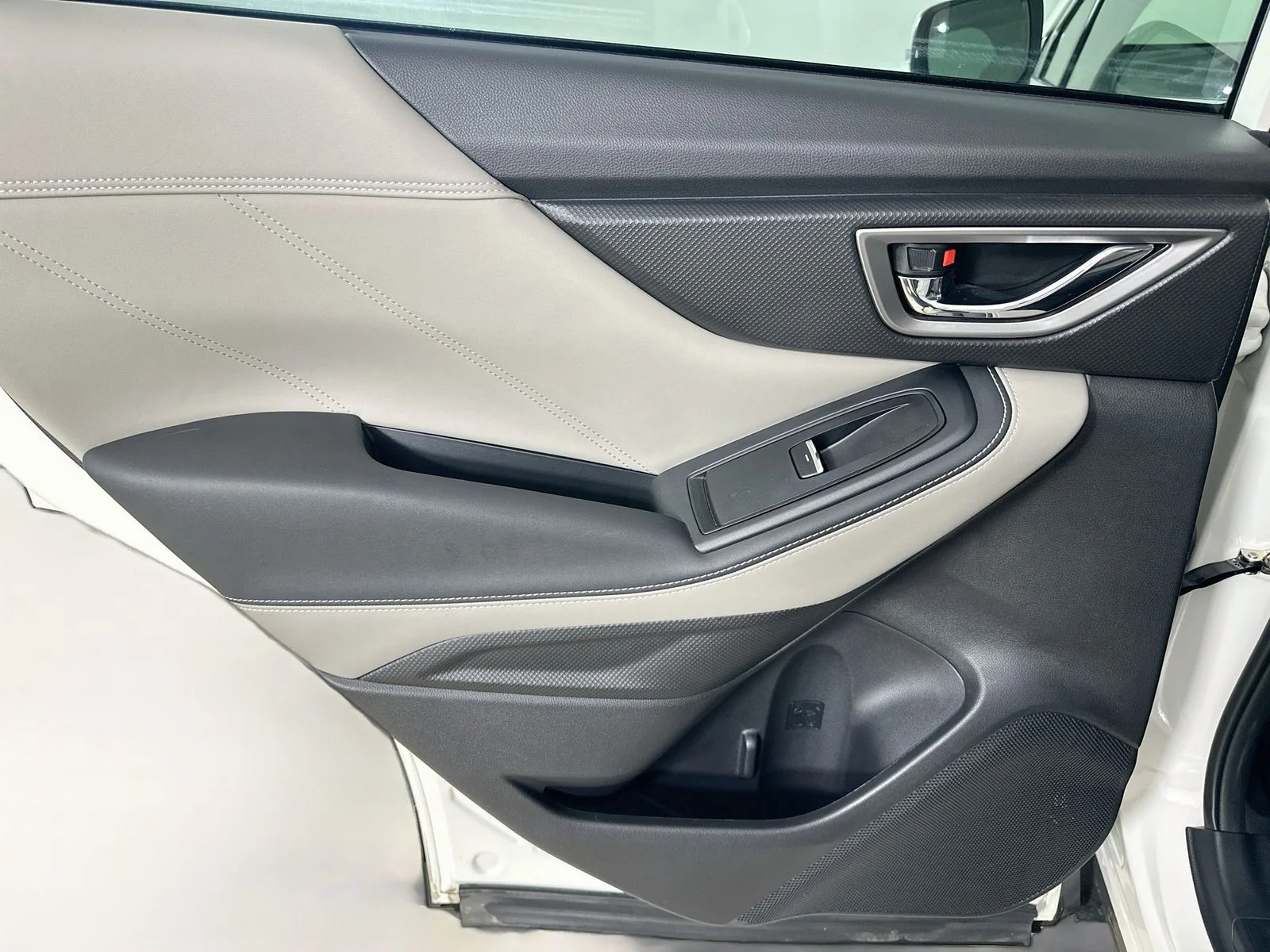 Used 2024 White Subaru  image 35