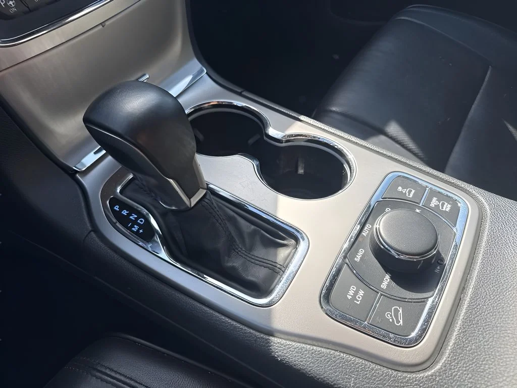 Used 2018 Ivory 3-Coat Jeep Overland image 21