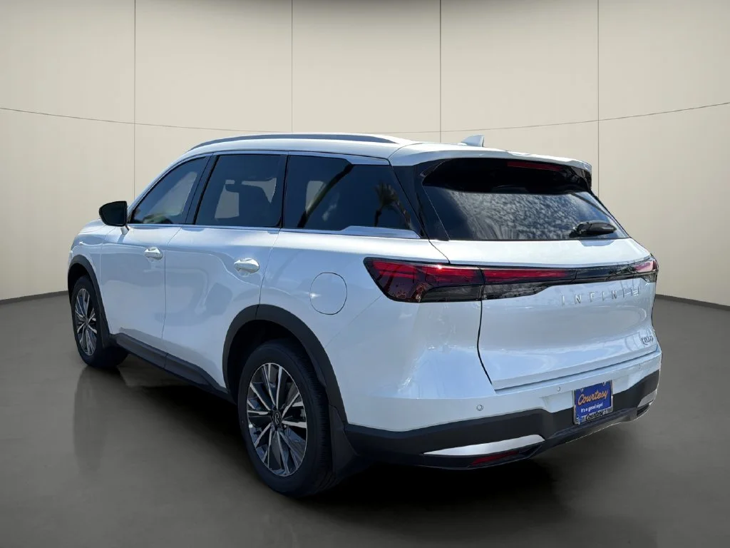 New 2027 RADIANT WHITE INFINITI Luxe FWD image 5