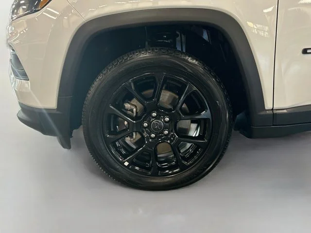 Used 2025 White Jeep Latitude image 41