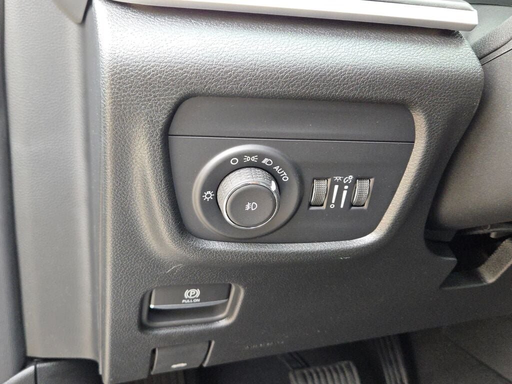New 2025 Silver Zynith Exterior Paint Jeep Limited image 27