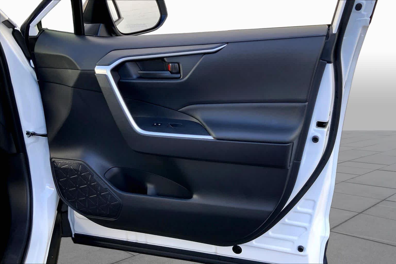 Used 2024 Ice Cap Toyota Hybrid LE image 21