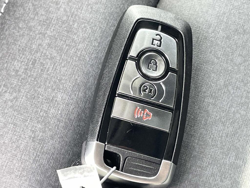 New 2025 Azure Gray Metallic Tri-Coat Ford Badlands image 4