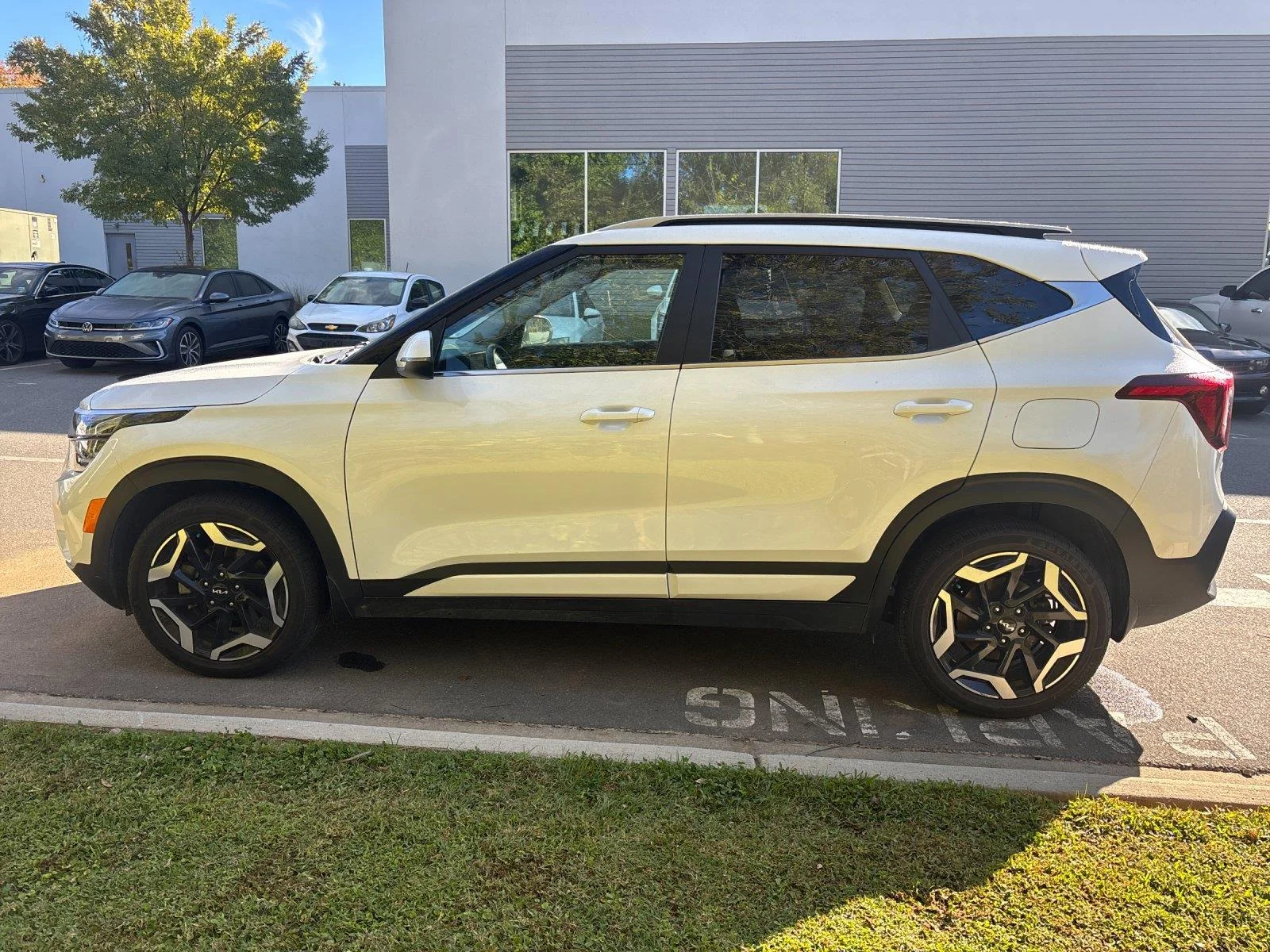Used 2024 Snow White Pearl Kia SX image 2