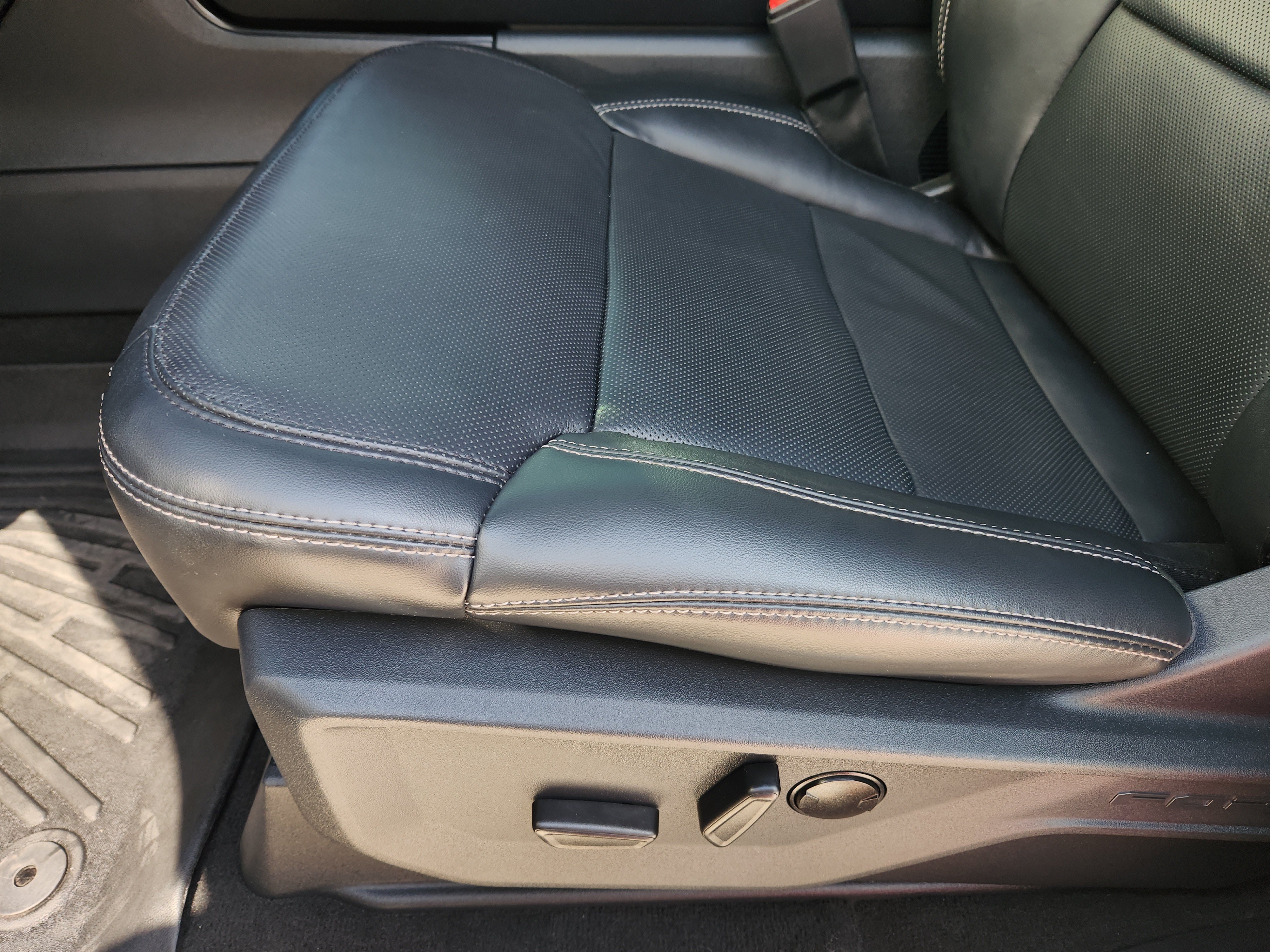 Used 2025 Agate Black Metallic Ford Platinum image 26