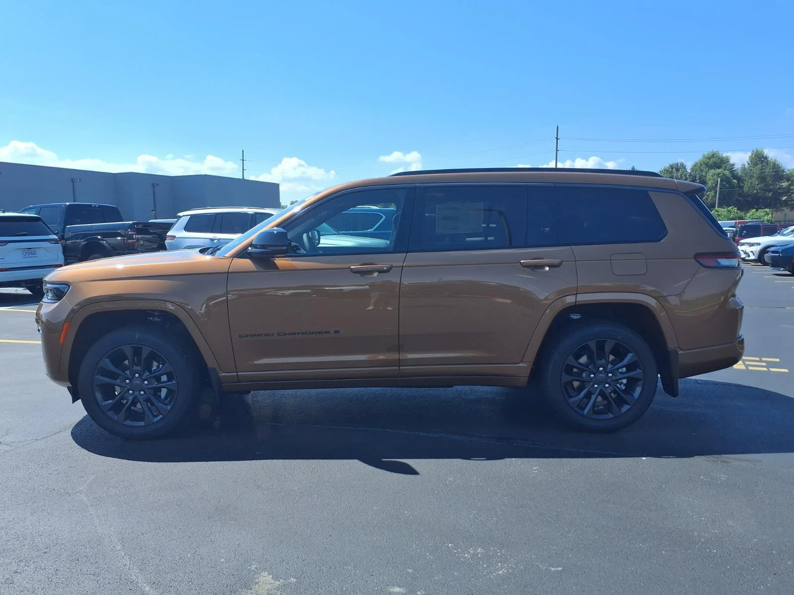 New 2026 Copper Shino Metallic Clear-Coat Exterior Paint Jeep Limited Reserve image 3