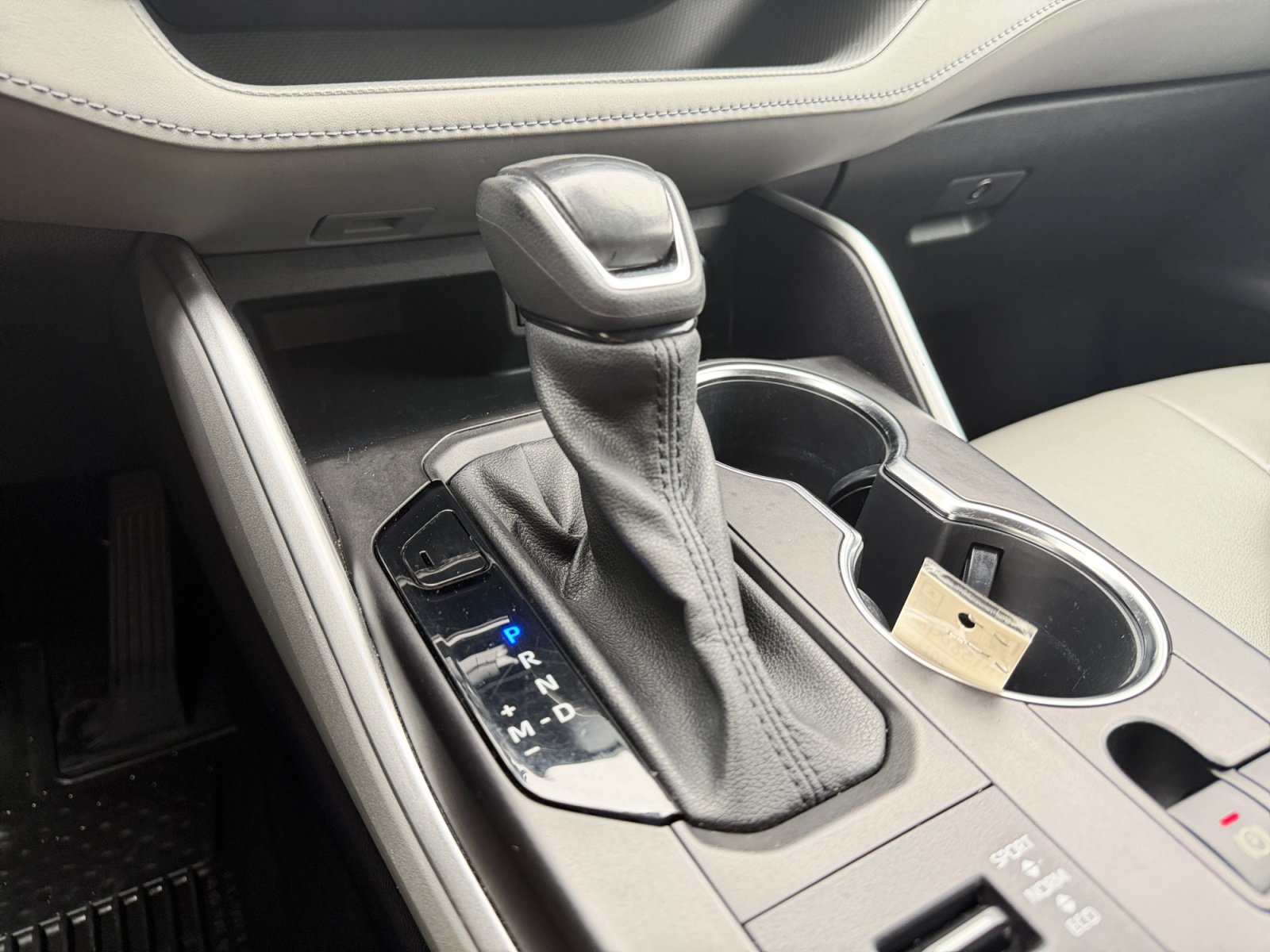 Used 2022 Amber Toyota XLE image 22