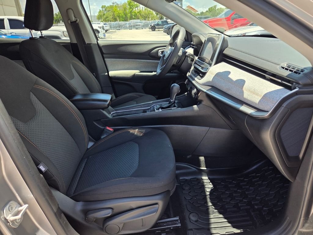 Used 2022 Silver Jeep Sport image 17