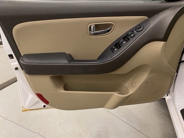 Used 2010 White Hyundai GLS image 21