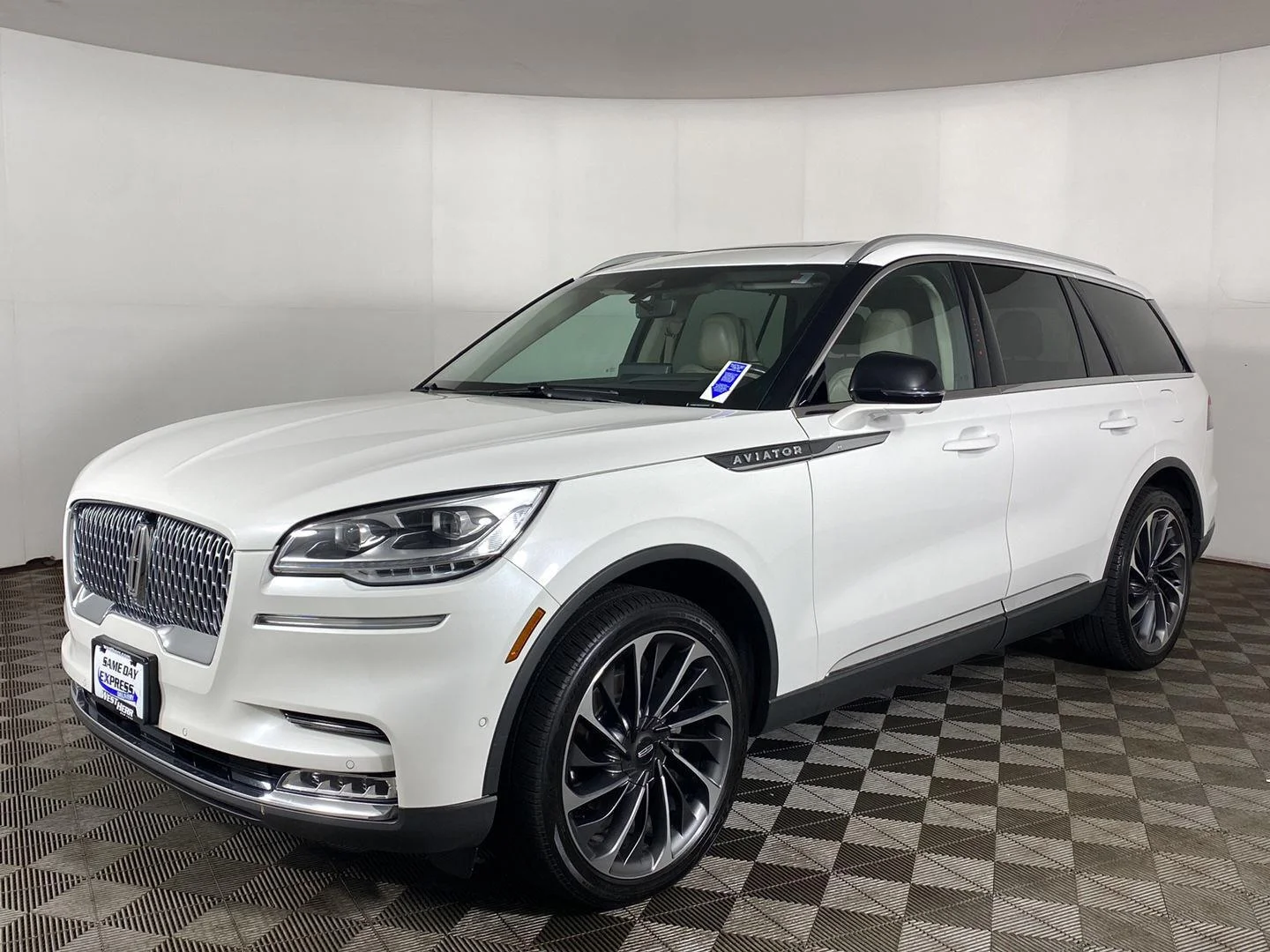 Used 2020 Pristine White Metallic Tri-Coat Lincoln Reserve image 2