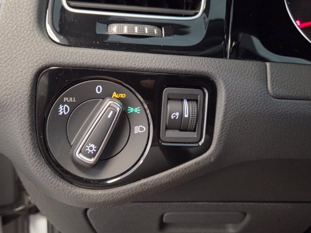 Used 2019  Volkswagen 2.0T SE image 28