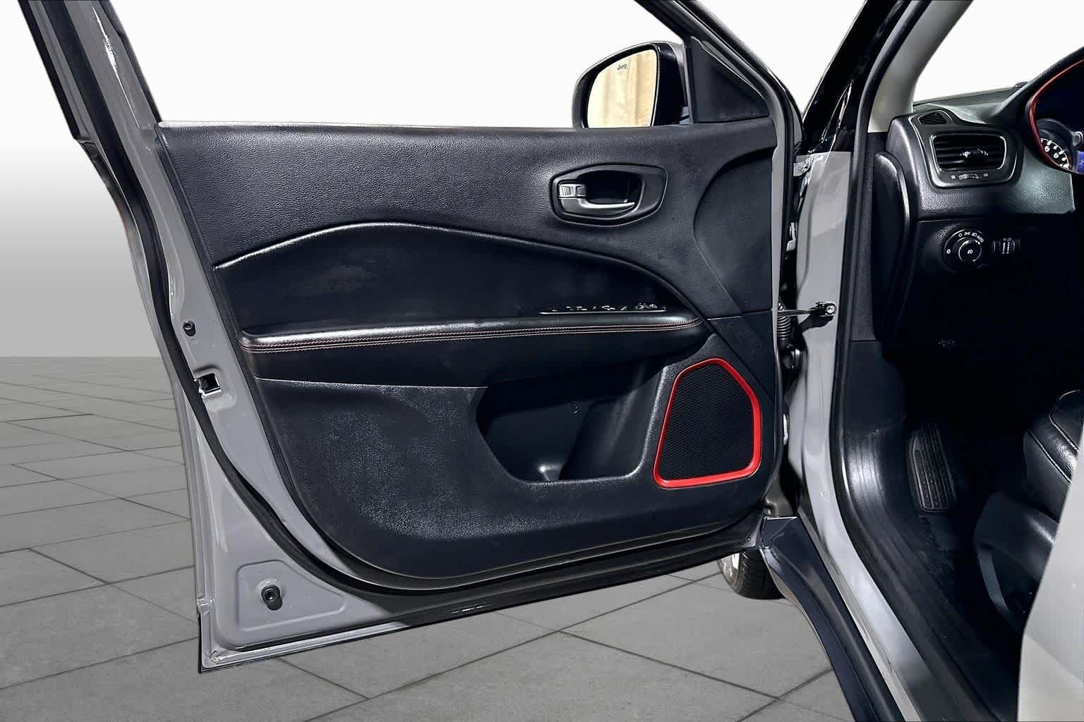 Used 2020 Sting-Gray Clearcoat Jeep Trailhawk image 21