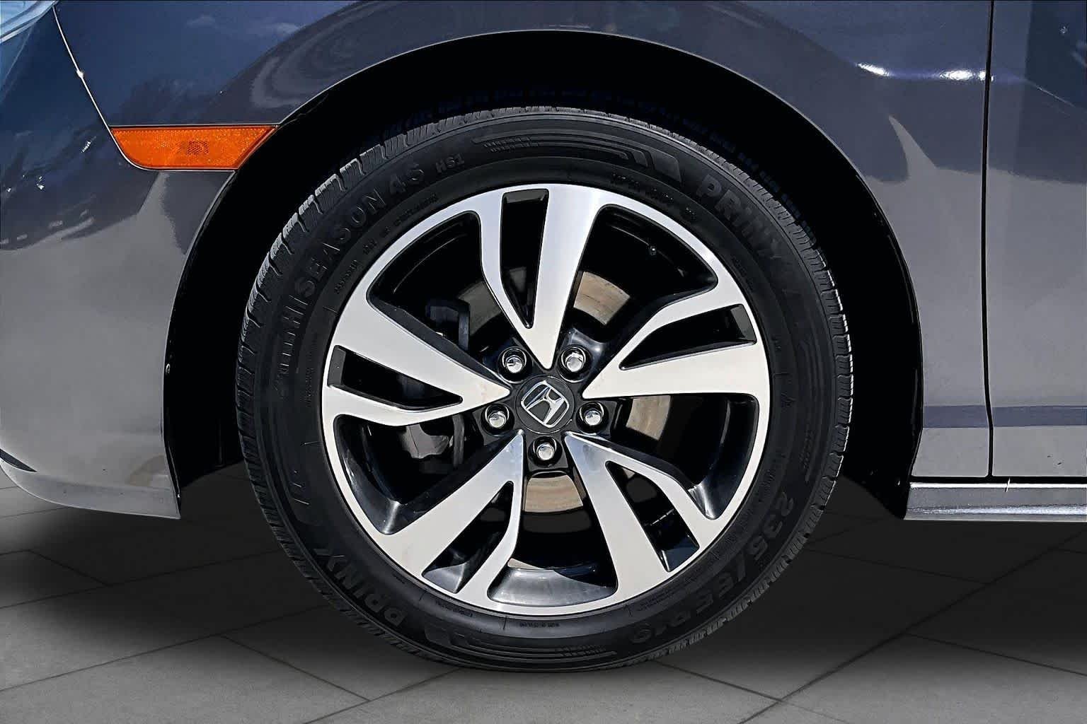 Used 2022 Modern Steel Metallic Honda Touring image 11