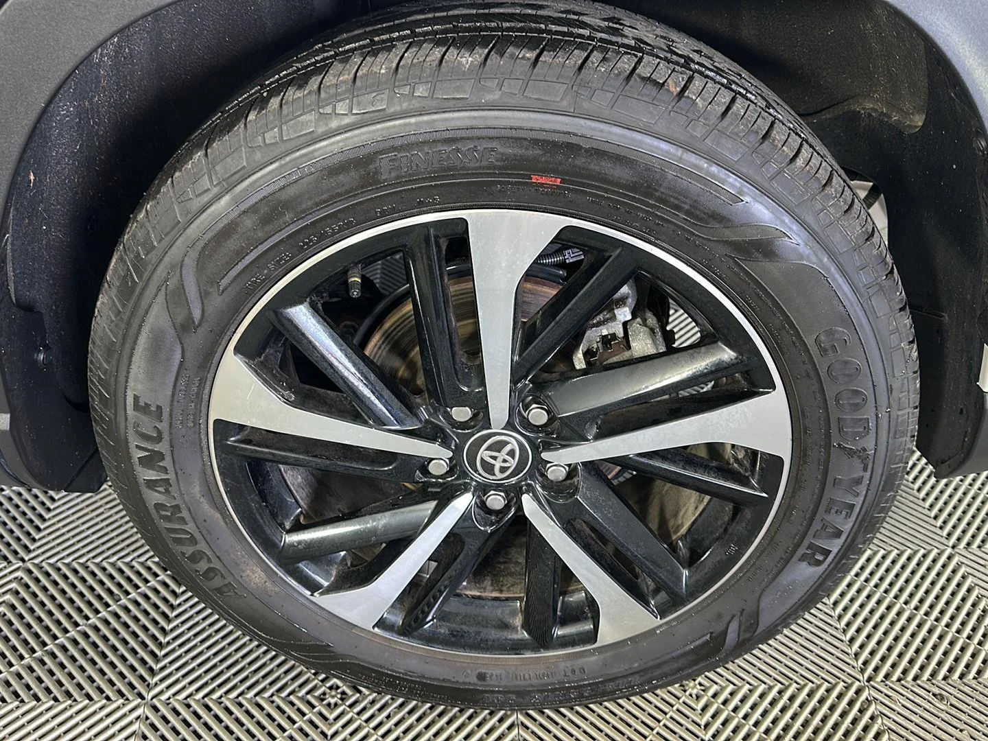 Used 2025 Wind Chill Pearl Toyota XSE image 9
