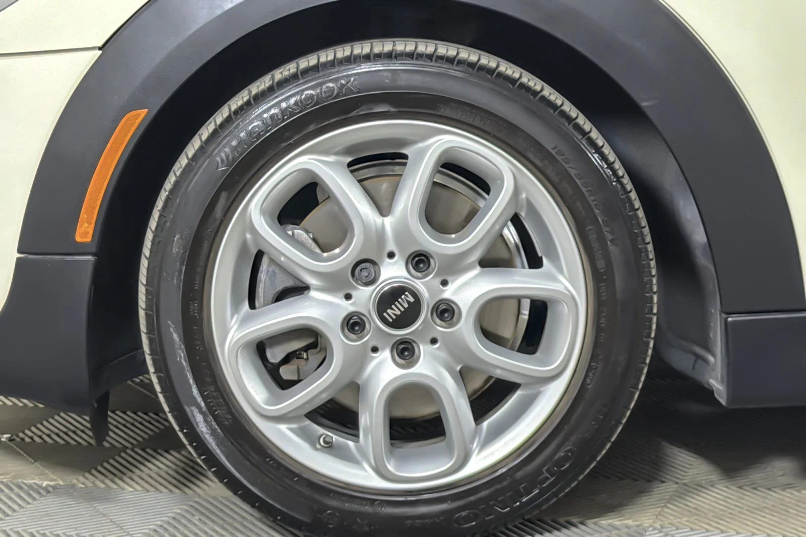 Used 2015 Pepper White MINI 2dr HB S image 24