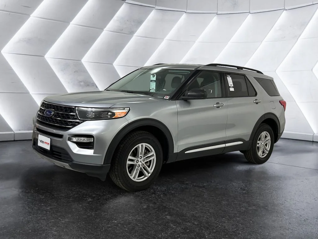 Used 2023 Silver Ford XLT image 3