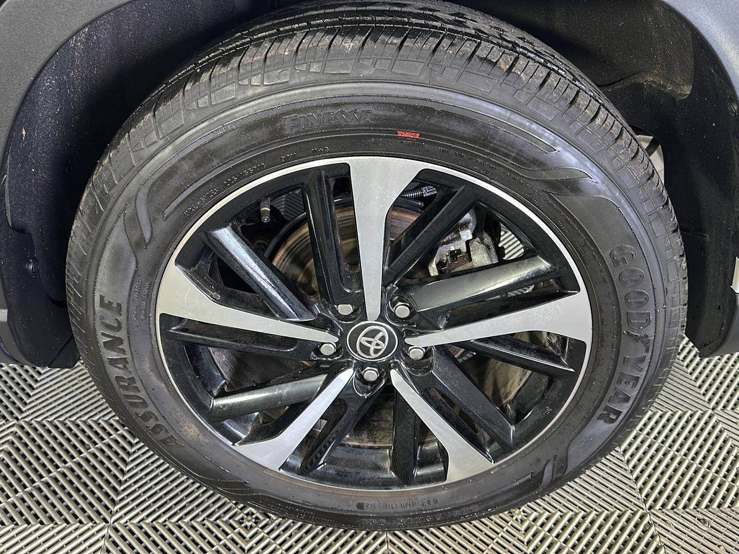 Used 2025 Wind Chill Pearl Toyota XSE image 9