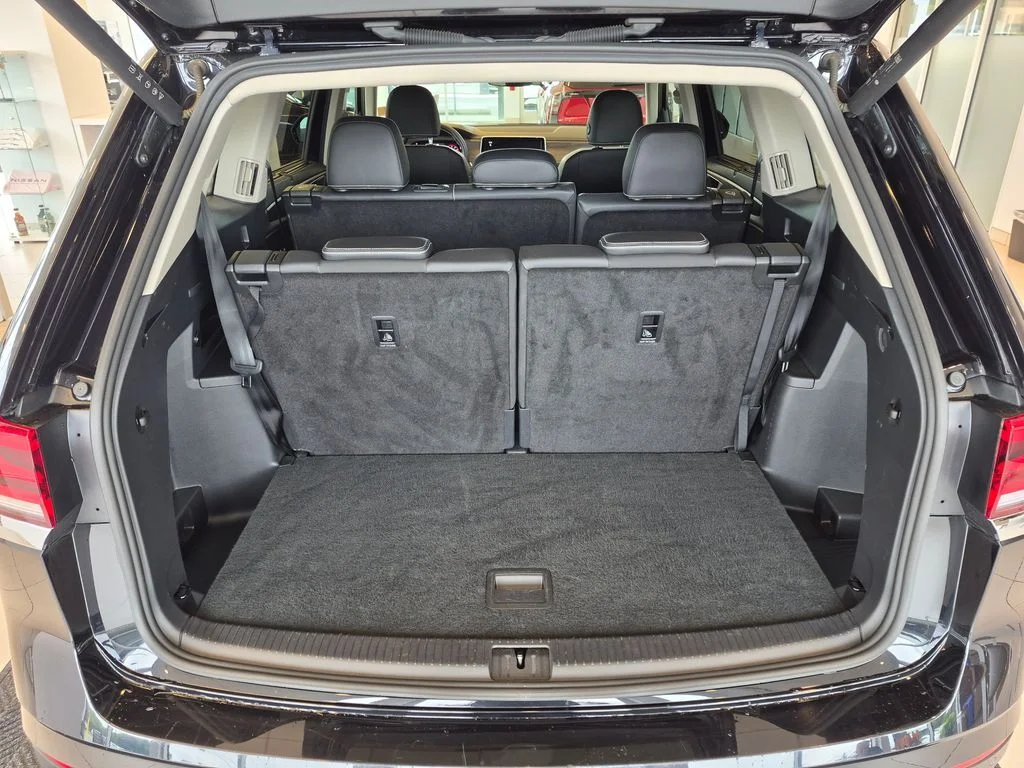Used 2025 Black Volkswagen 2.0T SEL image 31