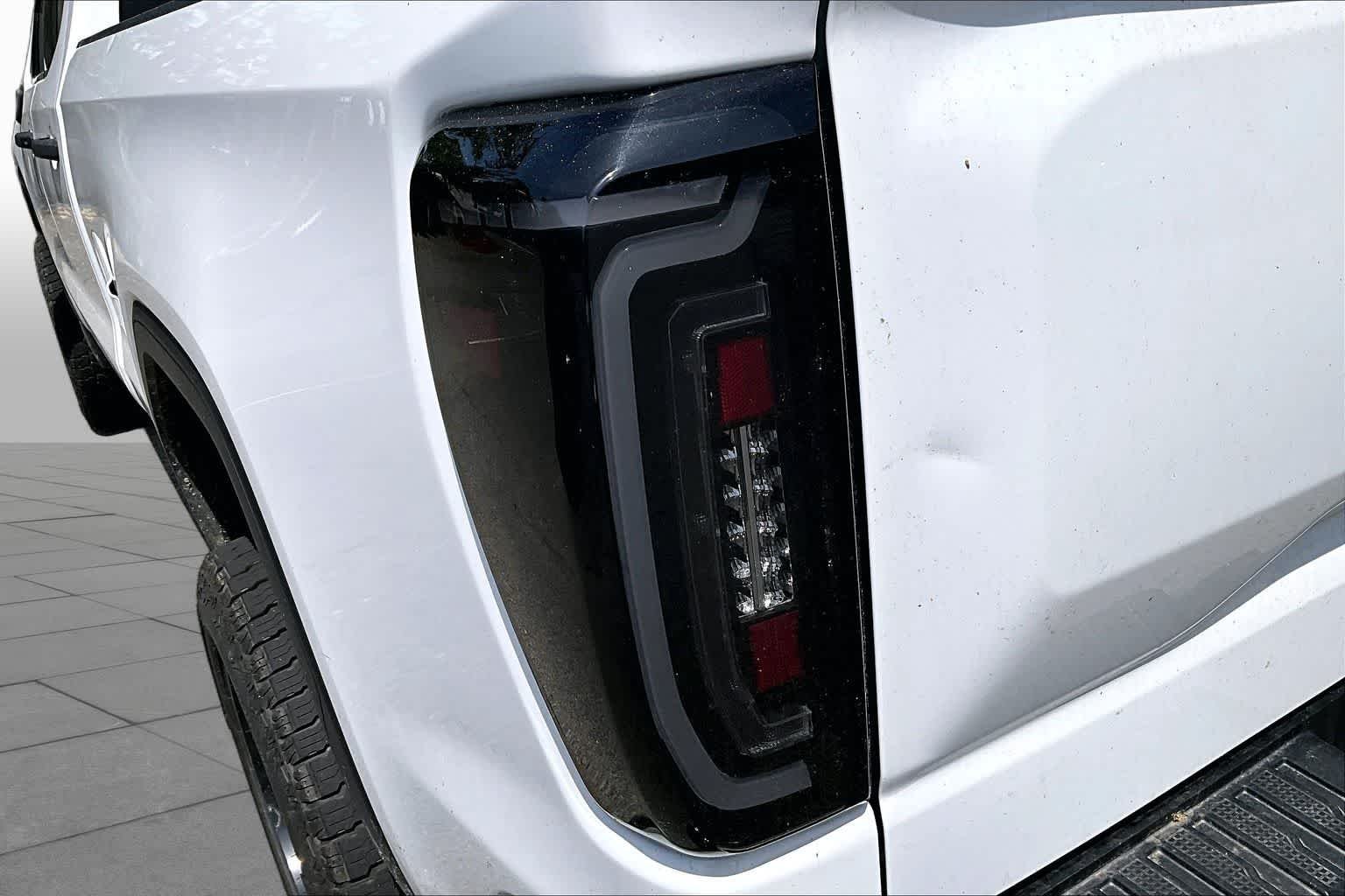 Used 2021 Summit White GMC  image 27