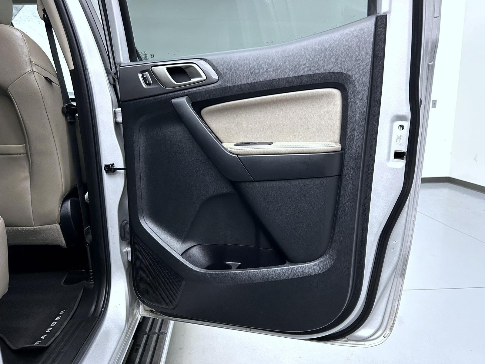 Used 2019 Silver Ford Lariat image 17