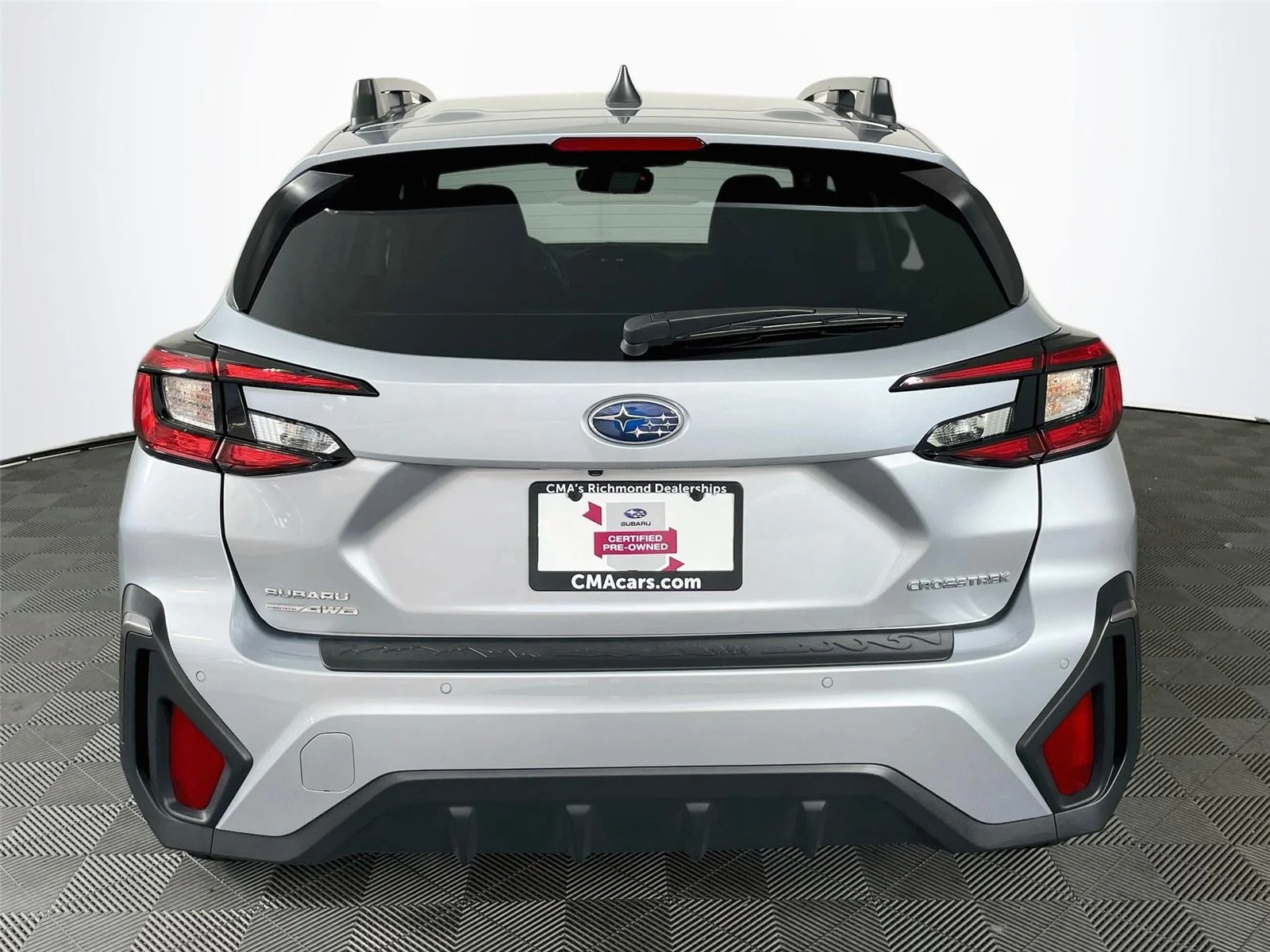 Used 2025 Ice Silver Metallic Subaru Limited image 9