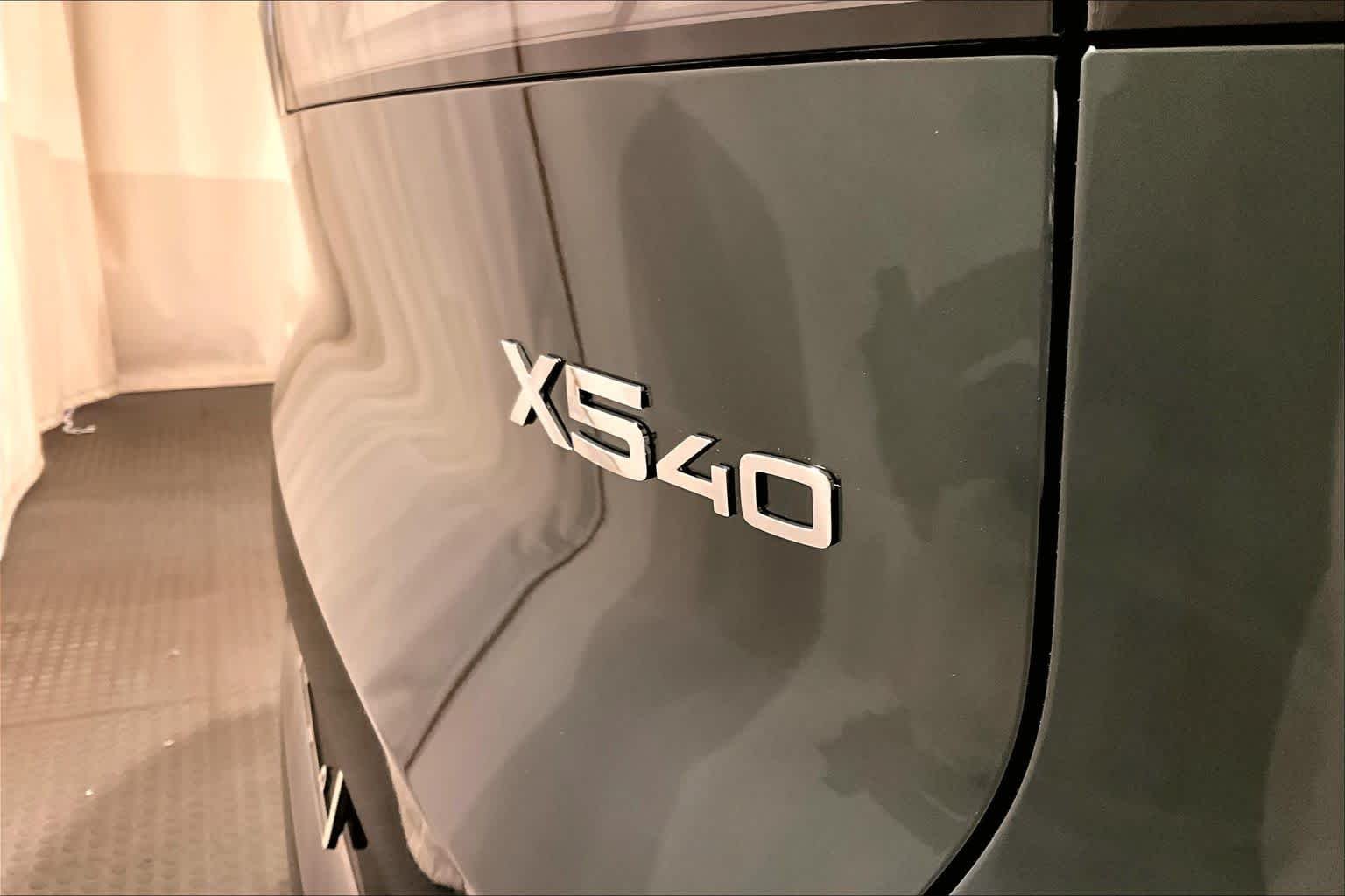New 2027 Vancouver Green Metallic BMW 40 xDrive image 6