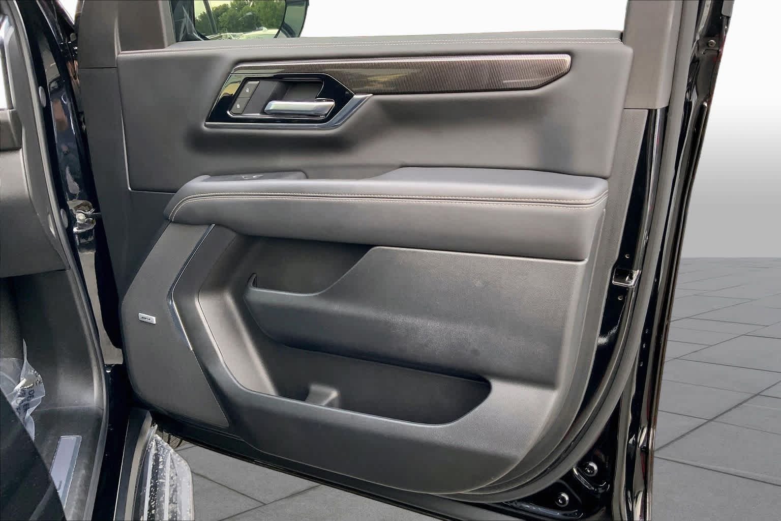 Used 2025 Onyx Black GMC Elevation image 20