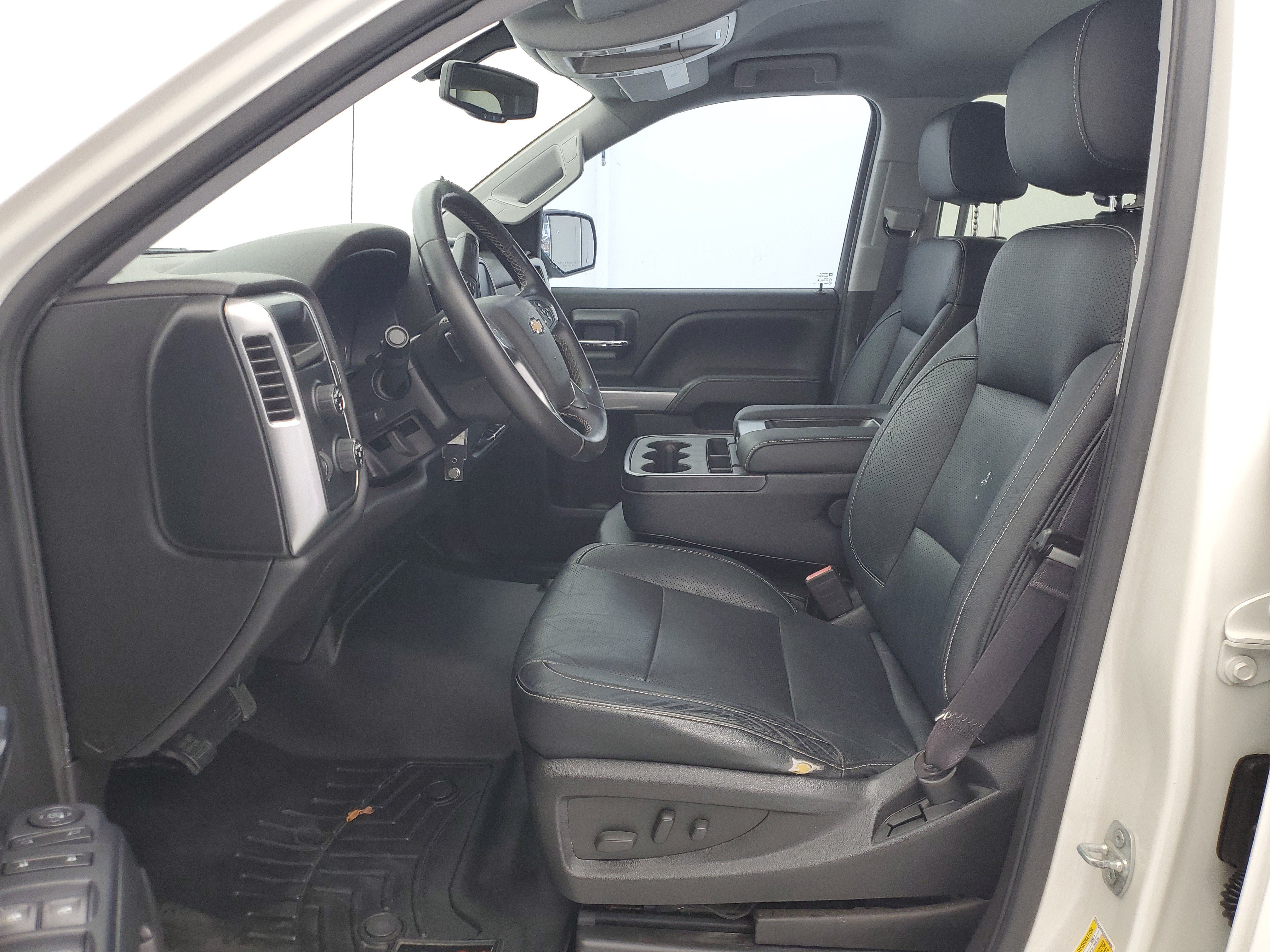 Used 2015 White Diamond Pearl Chevrolet LT image 18