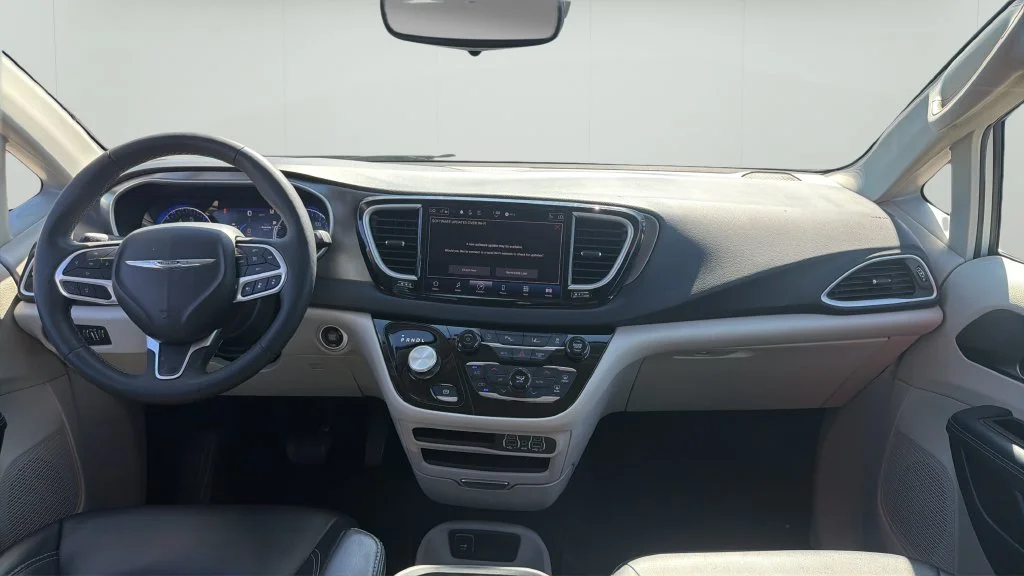 Used 2024 Silver Chrysler Touring L image 10