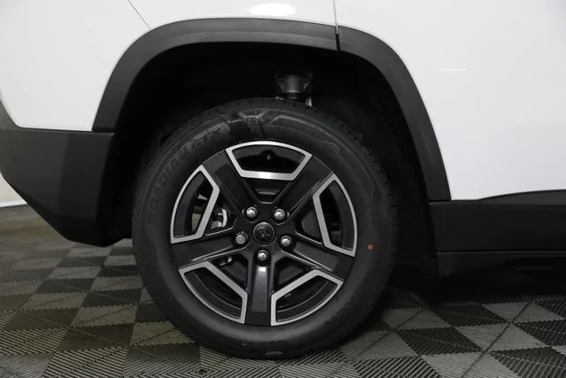 New 2026 Bright White Clear-Coat Exterior Paint Jeep Laredo image 27