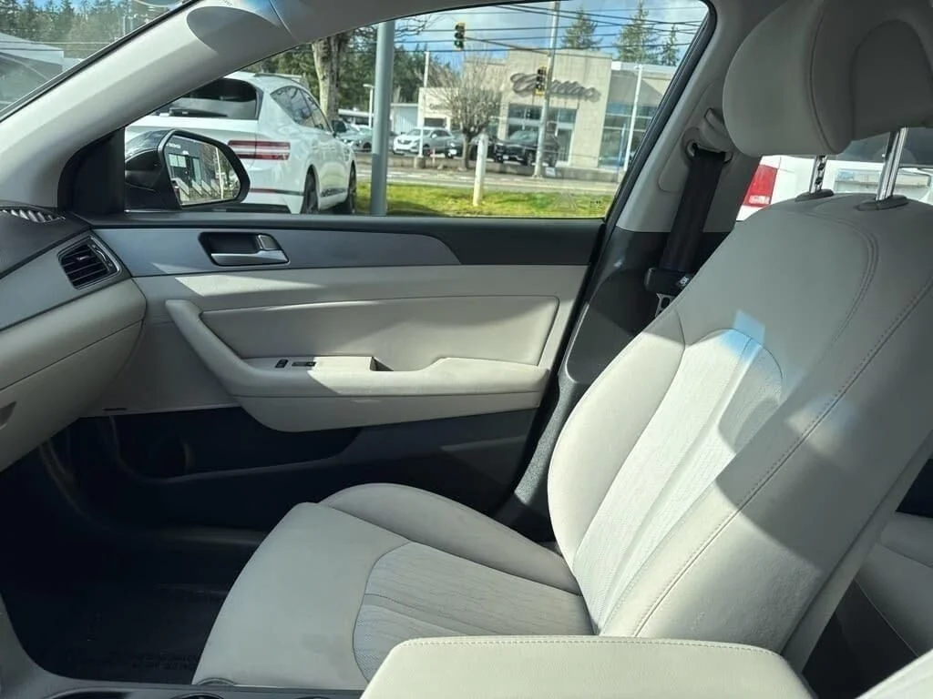 Used 2016 Black Hyundai Base image 28