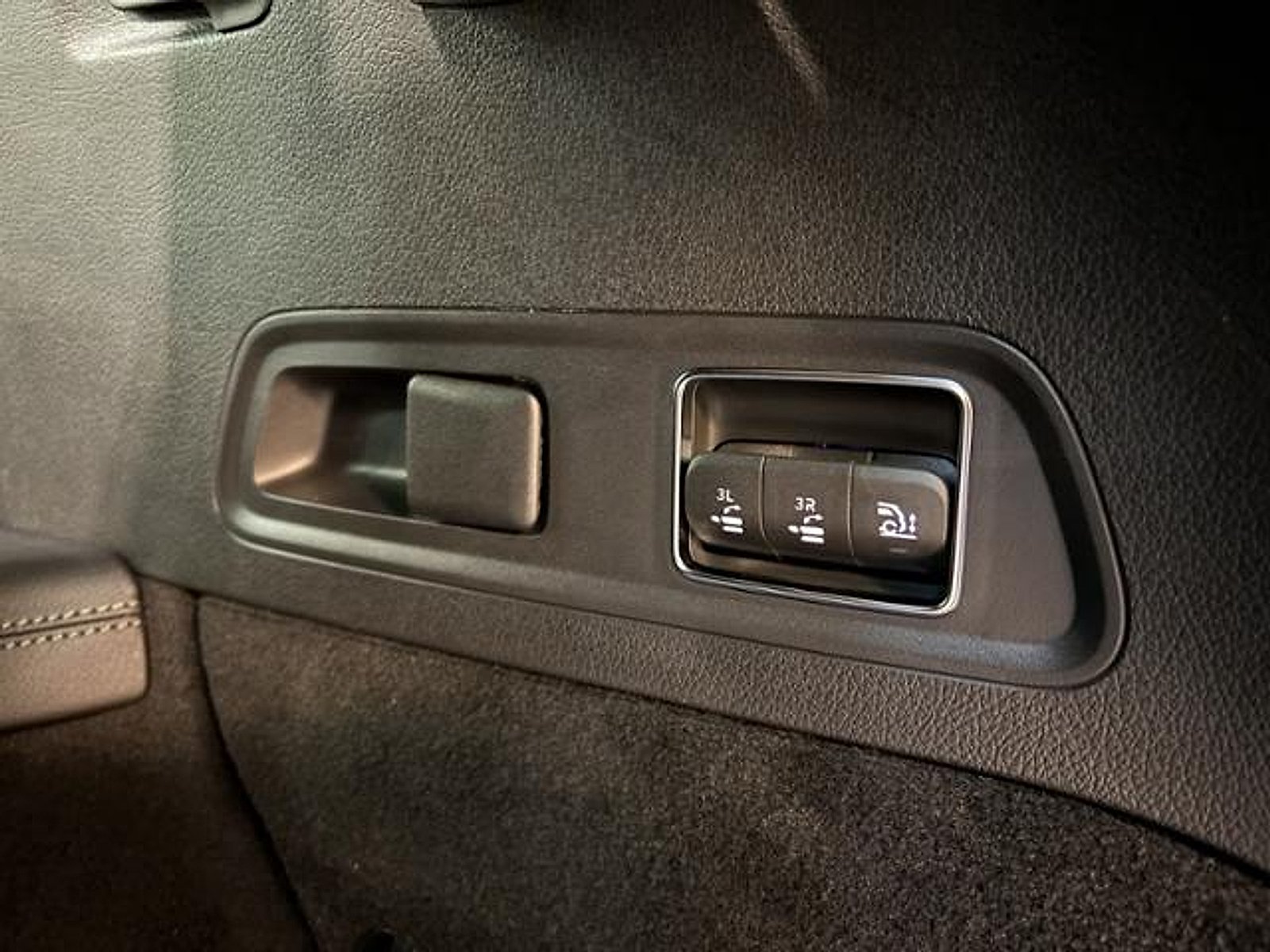 New 2026 Polar White Mercedes-Benz 4MATIC® image 31