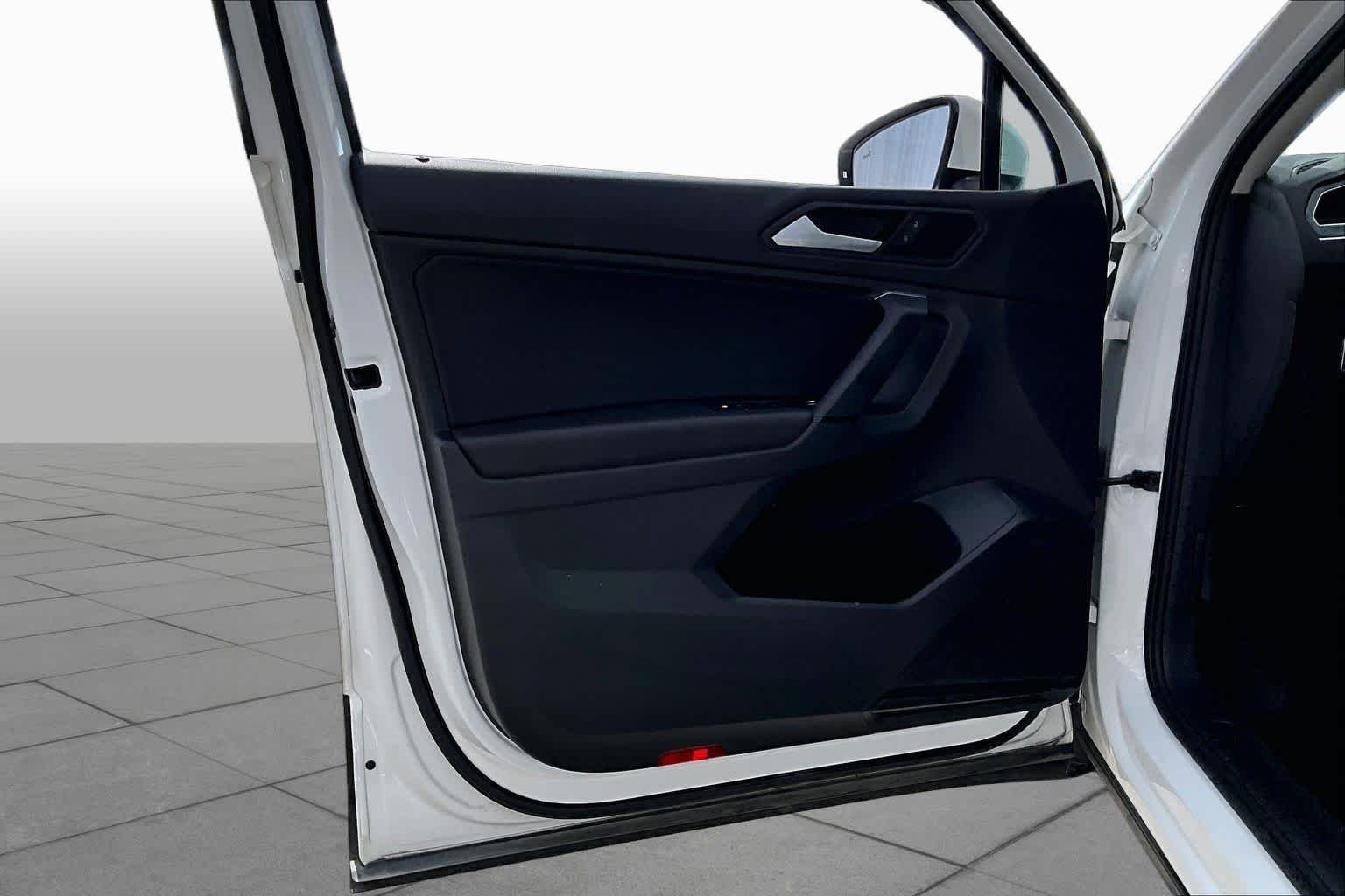 Used 2019 Pure White Volkswagen SE image 22