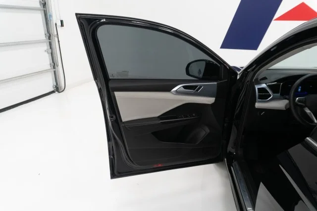 Used 2025 Deep Black Pearl Volkswagen SE image 17