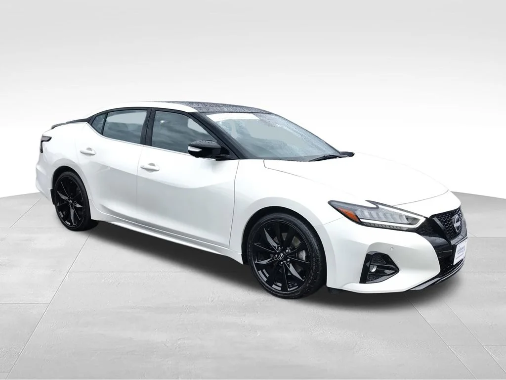 Used 2023 White Nissan SR image 3