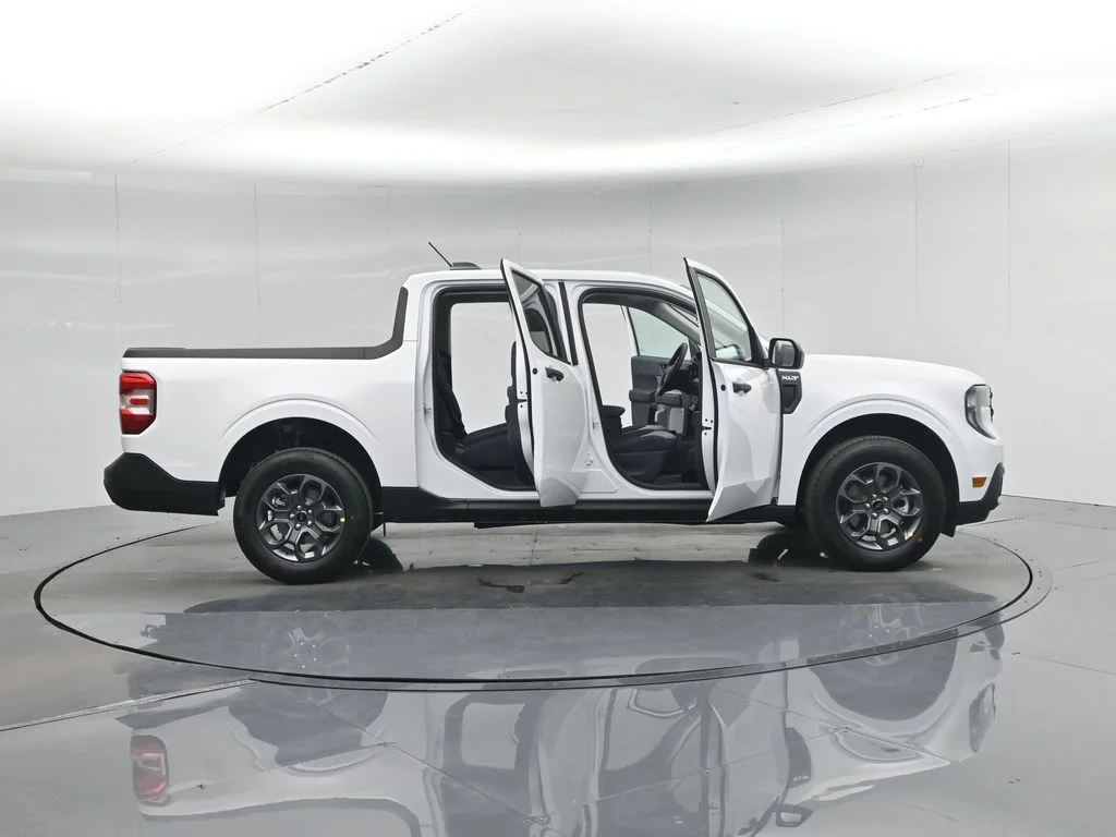 New 2026 Oxford White Ford XLT image 4