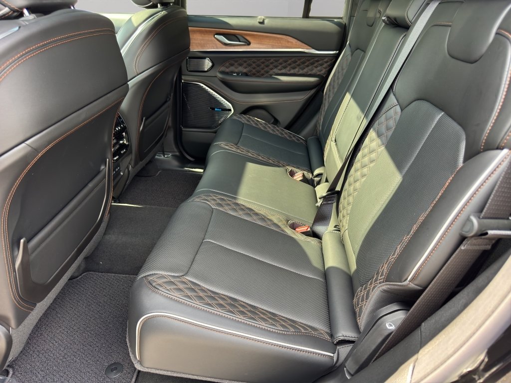 New 2026 Diamond Black Crystal Pearl-Coat Exterior Paint Jeep Summit image 18