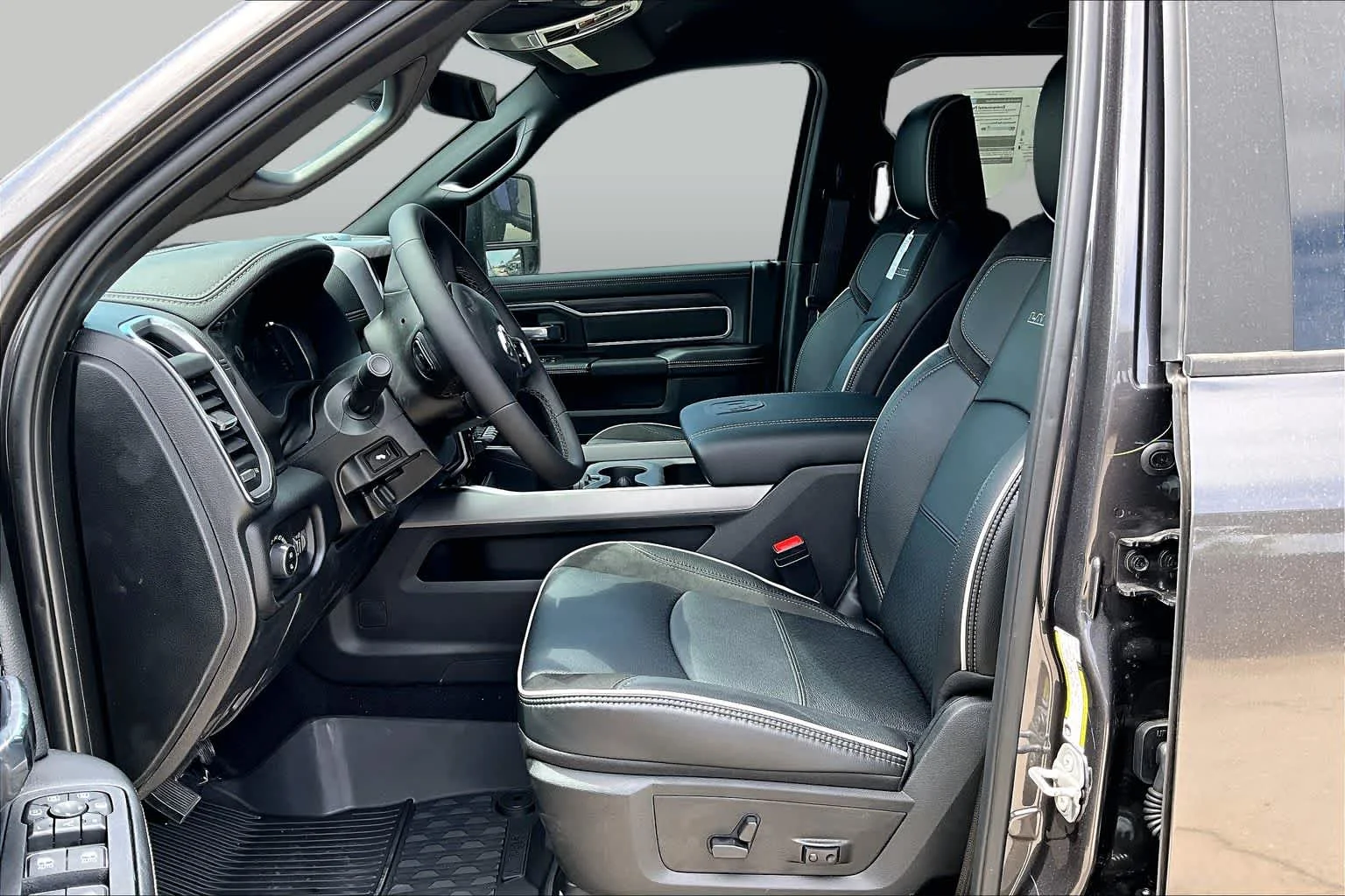 New 2026 Granite Crystal Metallic Clear-Coat Exterior Paint RAM Laramie image 10