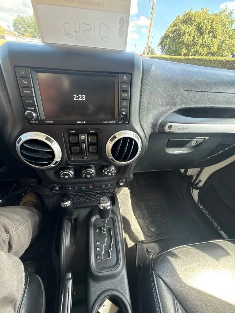 Used 2017 White Jeep Unlimited Rubicon image 19