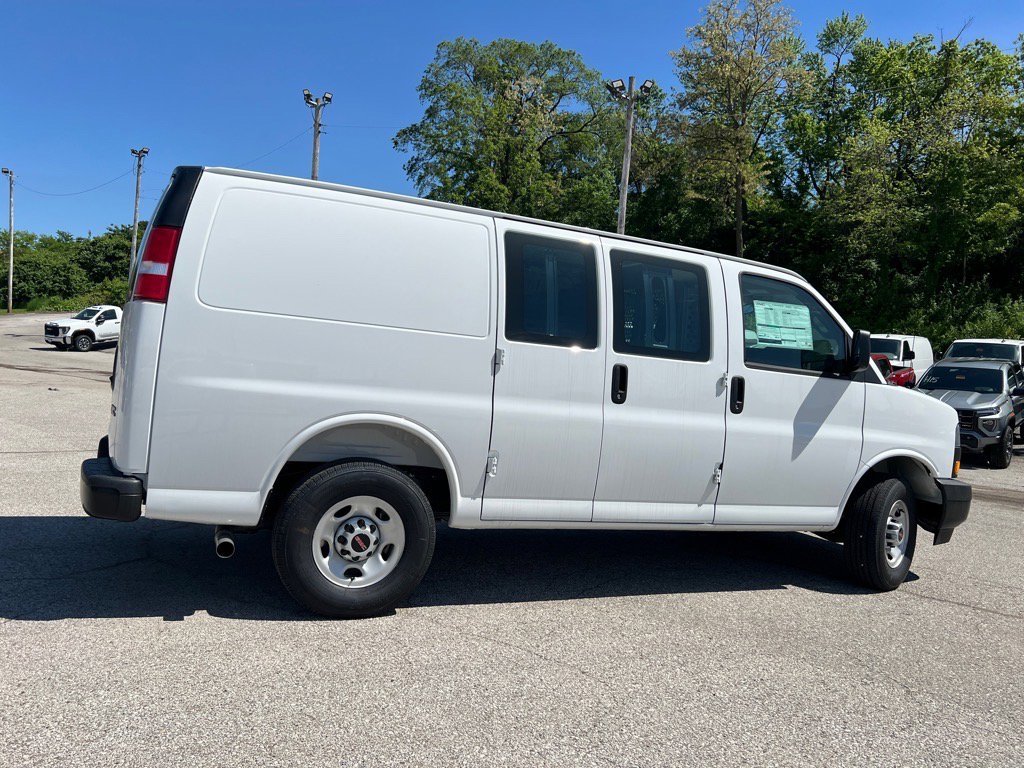 2025 GMC Savana Cargo Work Van - Photo 23