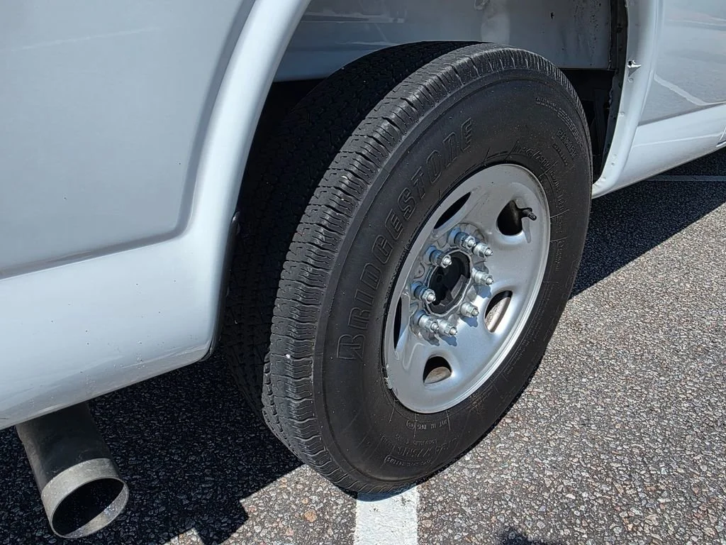 Used 2025 Summit White Chevrolet 1LS image 27