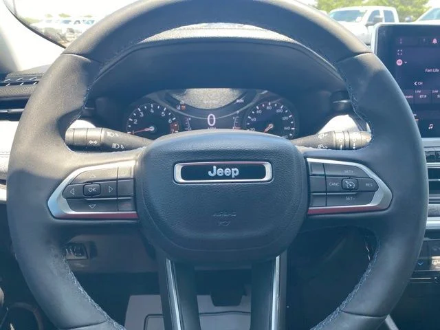 Used 2022 Granite Crystal Clearcoat Metallic Jeep Latitude image 16