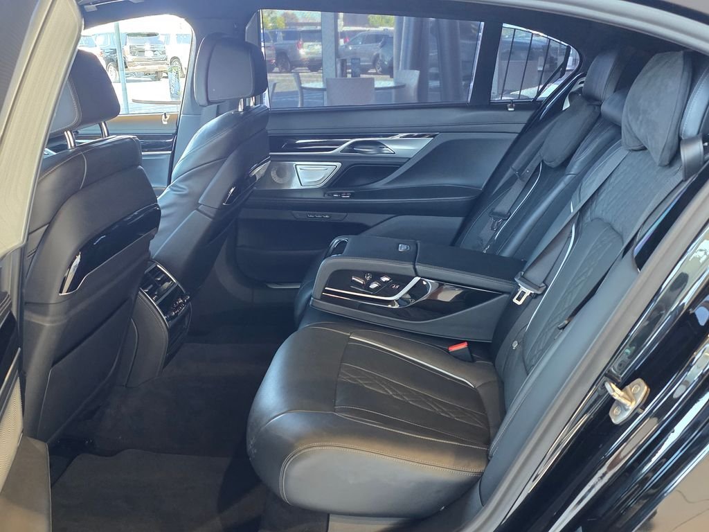 2021 BMW 7 Series M760i - Photo 59