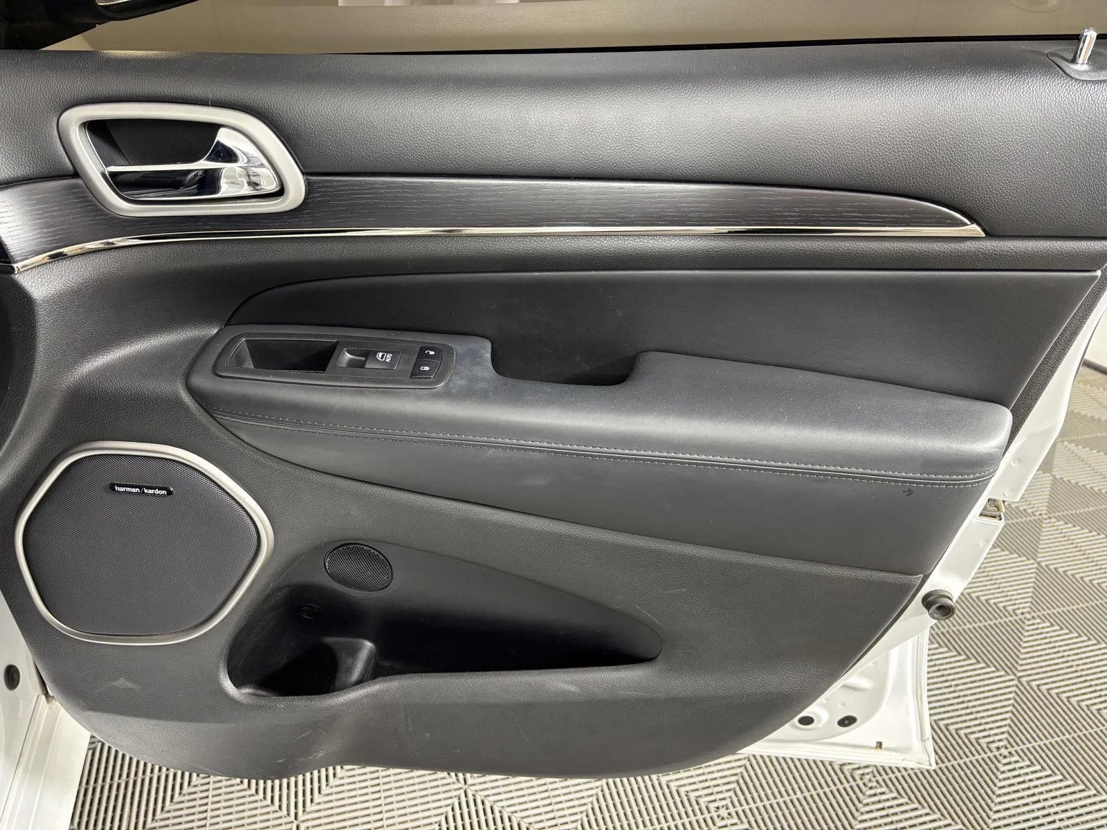 Used 2018 Bright White Clearcoat Jeep High Altitude image 24