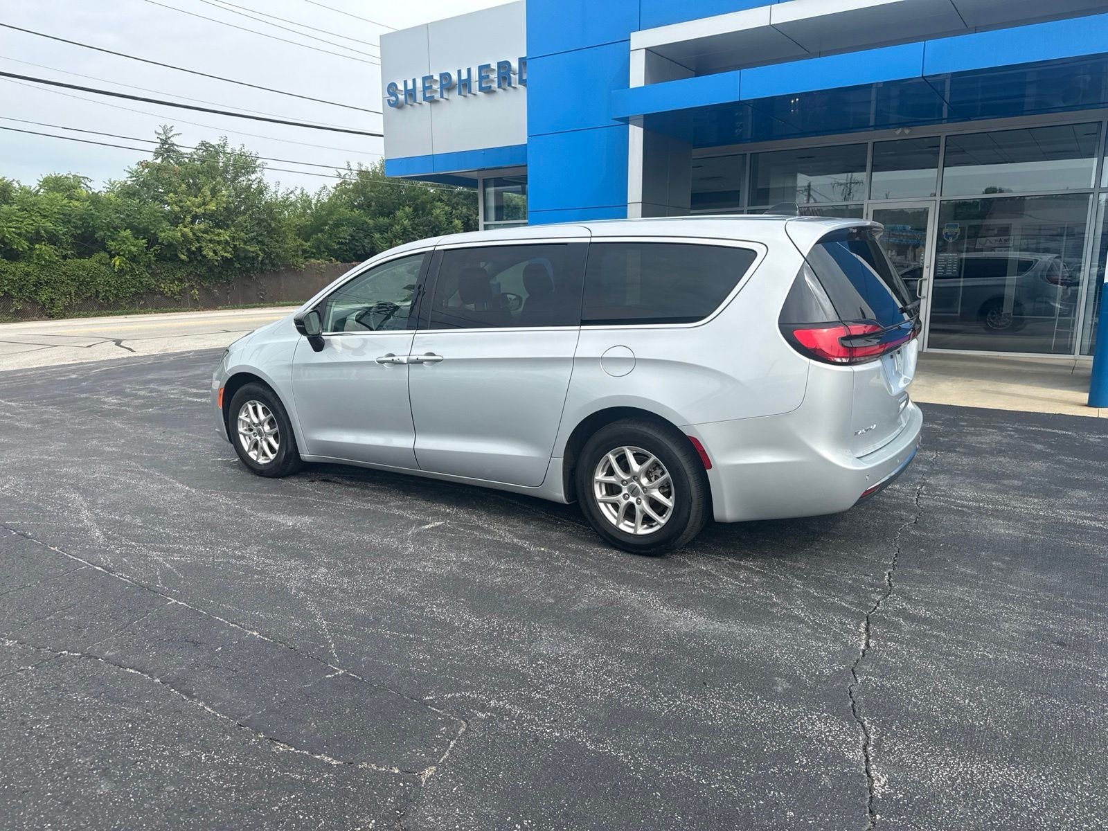 Used 2024 Silver Chrysler Touring L image 4